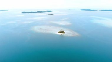 Hava: mercan kayalığı tropikal Karayip Denizi, turkuaz mavi su üzerinde uçan. Endonezya Sumatra Banyak Adaları. En sevilen seyahat turizm, şnorkel dalış en iyi. Deniz mavisi turuncu tonda