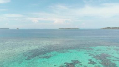 Hava: ıssız bir ada tropikal plaj Karayip Denizi turkuaz su mercan resif üzerinde uçan. Endonezya Sumatra Banyak Adaları. şnorkel dalış tatil ülkesi. Yerli cinelike D-günlük renk profili.