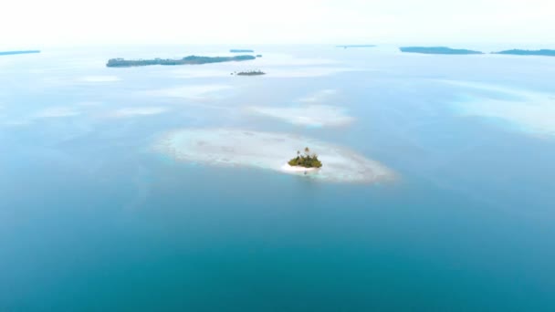 航空写真 サンゴ礁熱帯のカリブ海のターコイズ ブルーの水の上を飛んでください インドネシア スマトラ島沖シムルエ島 トップ旅行観光地 ダイビング シュノーケ リング ベスト — ストック動画