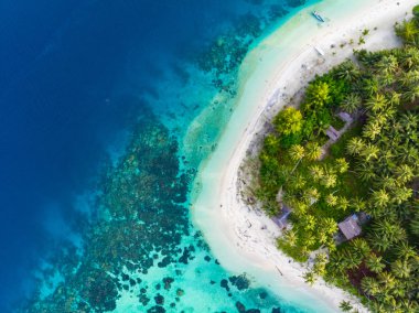 Havadan görünümü Banyak Adaları Sumatra tropikal adalar Endonezya, Aceh, beyaz kum plaj mercan resif. En sevilen seyahat turizm, şnorkel dalış en iyi.