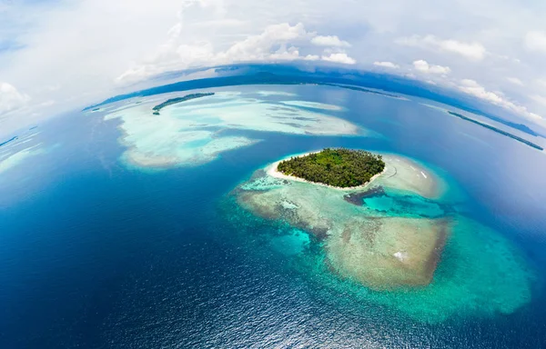 Vista aérea Islas Banyak Sumatra archipiélago tropical Indonesia, Aceh, arrecife de coral playa de arena blanca. Top destino turístico de viajes, el mejor buceo snorkel . — Foto de Stock