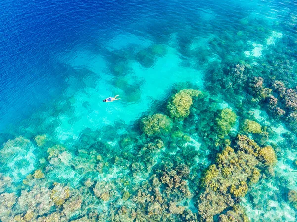 Flyg uppifrån och ner människor snorkla på korallrev tropiska karibiska havet, turkos blått vatten. Indonesien Banyak Islands Sumatra, turist dykning resmål. — Stockfoto