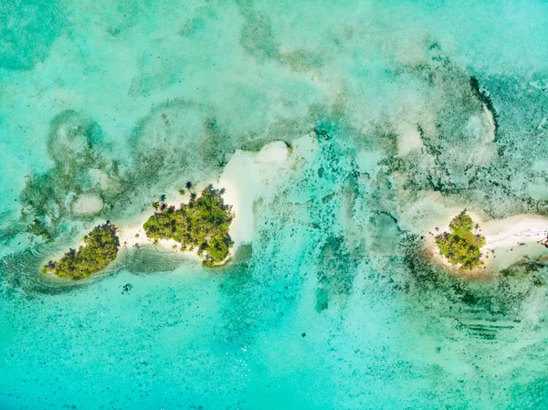 Vista aérea Ilhas Banyak Arquipélago tropical de Sumatra Indonésia, Aceh, recife de coral praia de areia branca. Top destino turístico de viagens, melhor mergulho snorkeling . — Fotografia de Stock