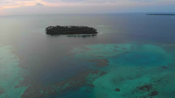 航空写真 砂漠の島熱帯ビーチ カリブ海サンゴ礁夕焼け空の上を飛んでください インドネシア スマトラ島沖シムルエ島旅行先 — ストック動画