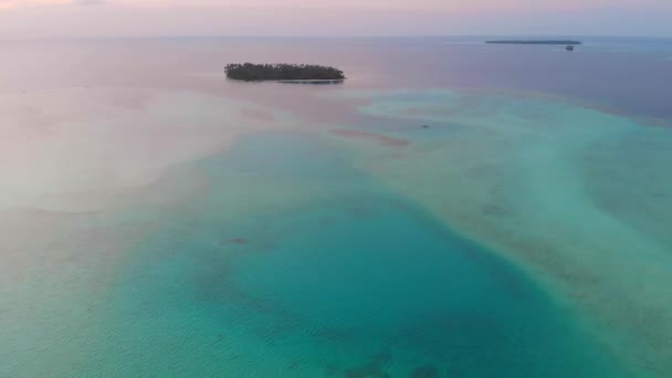 Antenne Flug Über Wüsteninsel Tropischen Strand Karibik Korallenriff Sonnenuntergang Himmel — Stockvideo