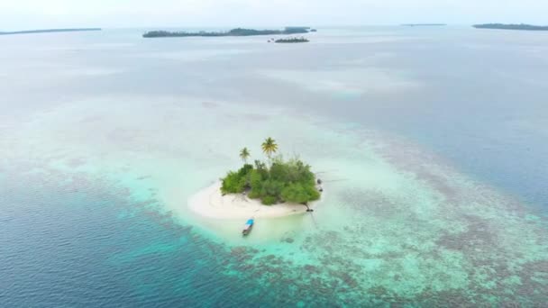 航空写真 砂漠の島熱帯ビーチ カリブ海サンゴ礁夕焼け空の上を飛んでください インドネシア スマトラ島沖シムルエ島旅行先 — ストック動画