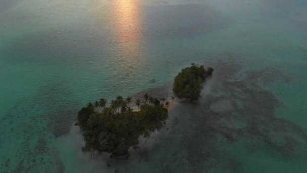 砂漠の島トロピカルビーチカリブ海 ターコイズブルーの水サンゴ礁は 見事な夕日の空を明らかにします インドネシアスマトラバニャク諸島 観光地ダイビングシュノーケリング — ストック動画