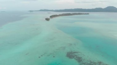 Hava: mercan kayalığı tropikal Karayip Denizi turkuaz mavi su üzerinde uçan. Endonezya Sumatra Banyak Adaları. En iyi seyahat hedef, şnorkel dalış en iyi. Yerli cinelike D-günlük renk profili