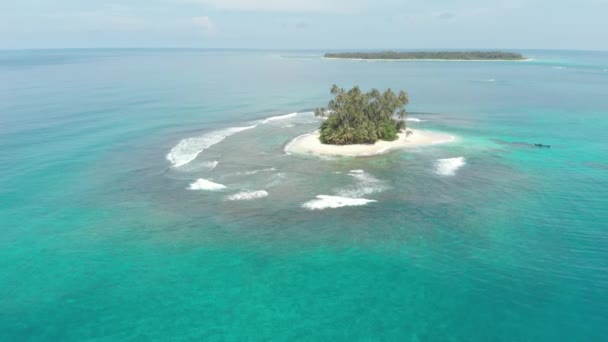 Aéreo: sobrevoando recife de coral tropical caribe mar azul-turquesa água. Indonésia Ilhas Sumatra Banyak. Destino de viagem superior, melhor mergulho snorkeling. Perfil de cor nativo cinelike D-log — Vídeo de Stock