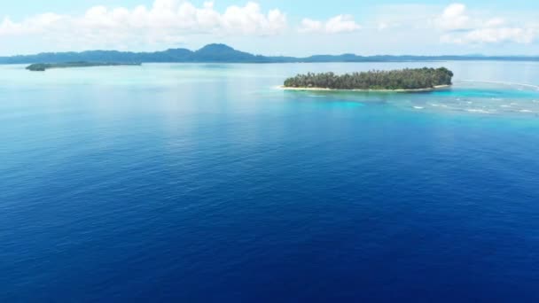 Aérea: volando sobre la isla desierta playa tropical caribe mar coral arrecife puesta del sol cielo. Indonesia Sumatra Islas Banyak destino de viaje — Vídeo de stock