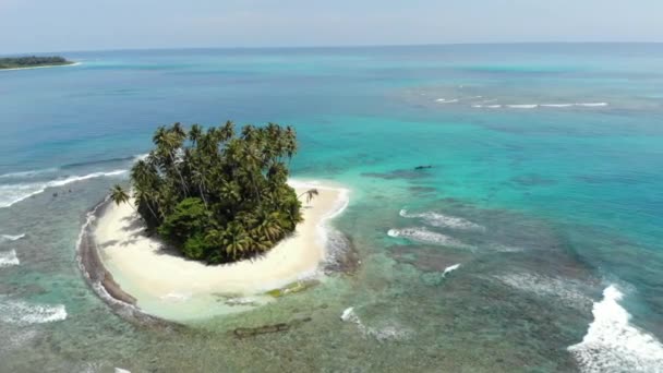 Aérea: volando sobre los arrecifes de coral del Caribe tropical mar turquesa agua azul. Indonesia Sumatra Islas Banyak. Destino de viaje superior, el mejor snorkel de buceo. Perfil de color D-log cinelike nativo — Vídeos de Stock