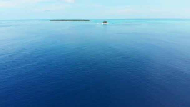 Antenne: Flug über Wüsteninsel tropischen Strand Karibik Korallenriff Sonnenuntergang Himmel. Indonesien Sumatra Banyak Inseln Reiseziel — Stockvideo