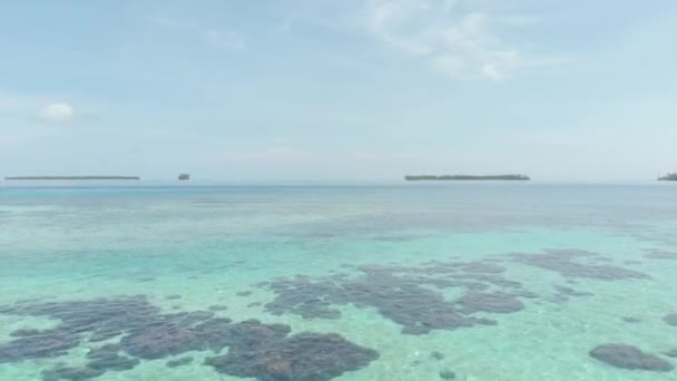 Повітряні: летить над кораловий риф тропічних Карибського моря бірюзовими блакитною водою. Острови Суматра Індонезії Banyak. Топ подорожі, кращий, Дайвінг, підводне плавання. Рідна cinelike профіль кольору D-журнал — стокове відео