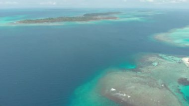 Hava: mercan kayalığı tropik adalara Karayip Denizi turkuaz mavi su üzerinde uçan. Endonezya Sumatra Banyak Adaları. Hedef dalış snorkeling seyahat. Yerli cinelike D-günlük renk profili