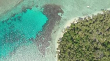 Hava: tropik ada beyaz plaj Karayip Denizi turkuaz su mercan resif üzerinde uçan. Endonezya Sumatra Banyak Adaları. şnorkel dalış tatil ülkesi. Yerli cinelike D-günlük renk profili.