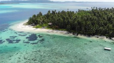 Hava: tropik ada beyaz plaj Karayip Denizi turkuaz su mercan resif üzerinde uçan. Endonezya Sumatra Banyak Adaları. şnorkel dalış tatil ülkesi. Yerli cinelike D-günlük renk profili.