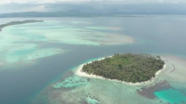 Hava: tropik ada beyaz plaj Karayip Denizi turkuaz su mercan resif üzerinde uçan. Endonezya Sumatra Banyak Adaları. şnorkel dalış tatil ülkesi. Yerli cinelike D-günlük renk profili.
