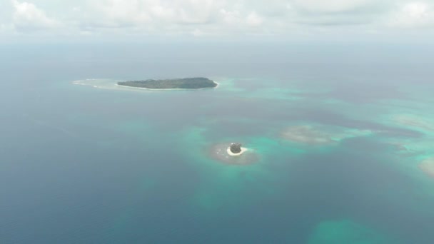 Aéreo Sobrevoando Ilha Tropical Praia Branca Caribe Mar Turquesa Recife — Vídeo de Stock