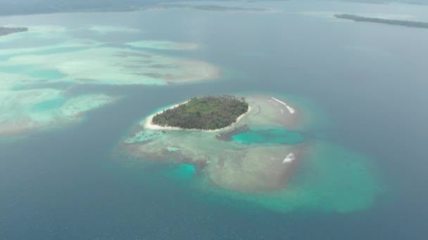 Aéreo Sobrevoando Ilha Tropical Praia Branca Caribe Mar Turquesa Recife — Vídeo de Stock