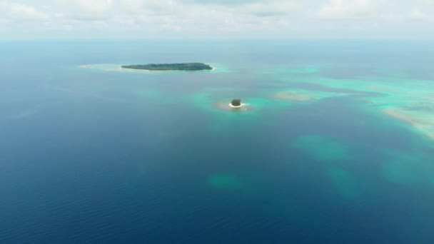 Antenne Flug Über Tropische Insel Weißen Strand Karibik Türkisfarbenen Wasser — Stockvideo