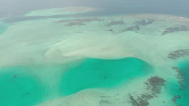 Aéreo Sobrevoando Recifes Corais Ilhas Tropicais Mar Caribenho Azul Turquesa — Vídeo de Stock