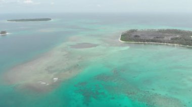 Hava: mercan kayalığı tropik adalara Karayip Denizi turkuaz mavi su üzerinde uçan. Endonezya Sumatra Banyak Adaları. Hedef dalış snorkeling seyahat. Yerli cinelike D-günlük renk profili