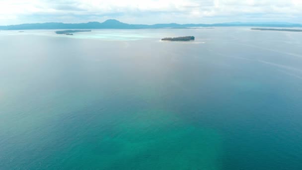 航空写真 熱帯の島の白いビーチ カリブ海青緑色の水サンゴ礁の上を飛んでください インドネシア スマトラ島沖シムルエ島 シュノーケ リング ダイビング観光地 — ストック動画