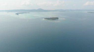 Hava: tropik ada beyaz plaj Karayip Denizi turkuaz su mercan resif üzerinde uçan. Endonezya Sumatra Banyak Adaları. şnorkel dalış tatil ülkesi. Yerli cinelike D-günlük renk profili.