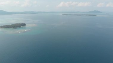 Hava: tropik ada beyaz plaj Karayip Denizi turkuaz su mercan resif üzerinde uçan. Endonezya Sumatra Banyak Adaları. şnorkel dalış tatil ülkesi. Yerli cinelike D-günlük renk profili.