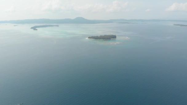 Aéreo Sobrevoando Ilha Tropical Praia Branca Caribe Mar Turquesa Recife — Vídeo de Stock
