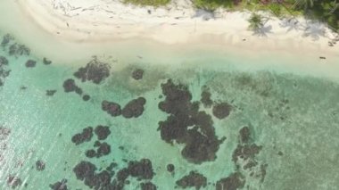 Hava: tropik ada beyaz plaj Karayip Denizi turkuaz su mercan resif üzerinde uçan. Endonezya Sumatra Banyak Adaları. şnorkel dalış tatil ülkesi. Yerli cinelike D-günlük renk profili.