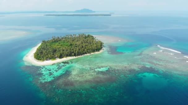 飞越热带岛屿白色海滩加勒比海绿松石水珊瑚礁 印度尼西亚苏门答腊班亚克群岛 旅游目的地潜水浮潜 — 图库视频影像