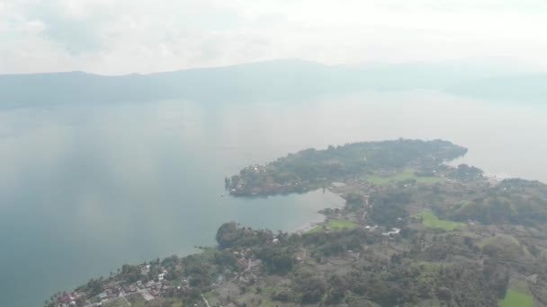 Aerial Jezioro Toba Samosir Wyspa Góry Sumatra Indonesia Olbrzymia Wulkaniczna — Wideo stockowe