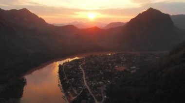 Havadan: Nam OU Nehri Nong Khiaw Muang Ngoi Laos üzerinde uçan, günbatımı dramatik gökyüzü, doğal dağ manzara, Güney Doğu Asya 'da ünlü seyahat noktası.