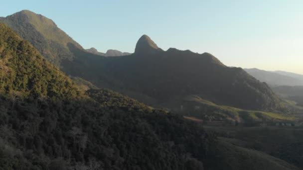 Aereo Sorvolando Fiume Nam Nong Khiaw Muang Ngoi Laos Tramonto — Video Stock