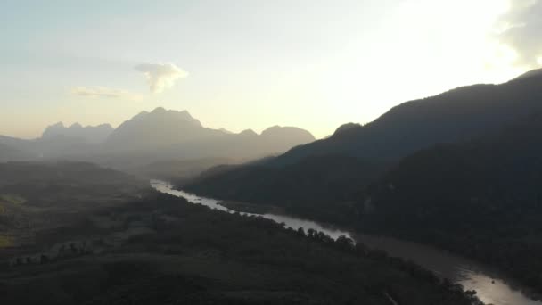 Εναέρια Πετώντας Πάνω Από Τον Ποταμό Ναμ Νονγκ Κια Μουάνγκ — Αρχείο Βίντεο