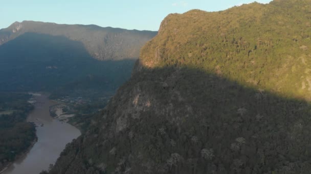 Aéreo Sobrevoando Nam River Nong Khiaw Muang Ngoi Laos Pôr — Vídeo de Stock