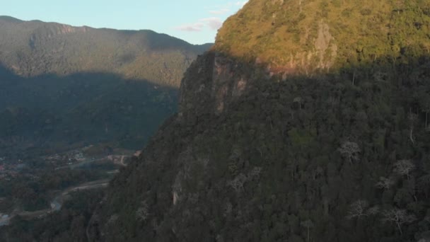 Aéreo Sobrevoando Nam River Nong Khiaw Muang Ngoi Laos Pôr — Vídeo de Stock