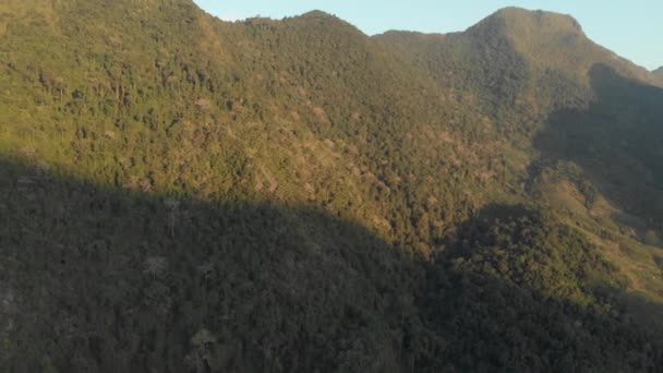 リバーノン Khiaw ムアンムアンヌゴイ ラオス サンセット ドラマチック スカイ 風光明媚な山の風景 東南アジアの有名観光地を飛行します ネイティブ — ストック動画