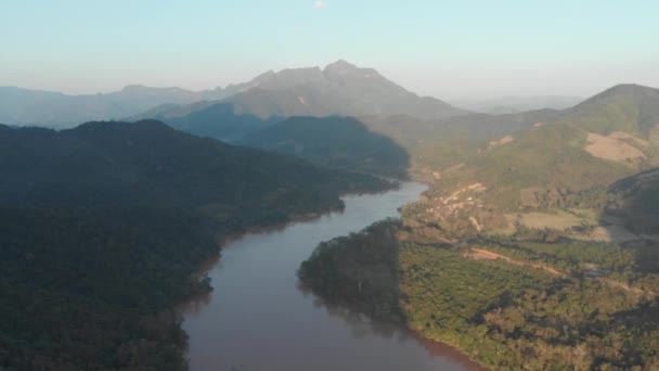 Aereo Sorvolando Fiume Nam Nong Khiaw Muang Ngoi Laos Tramonto — Video Stock