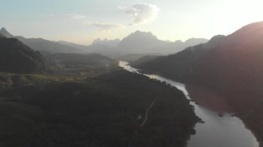 Havadan: Nam OU Nehri Nong Khiaw Muang Ngoi Laos üzerinde uçan, günbatımı dramatik gökyüzü, doğal dağ manzara, Güney Doğu Asya 'da ünlü seyahat yeri. Yerel cinelike D-log renk profili.