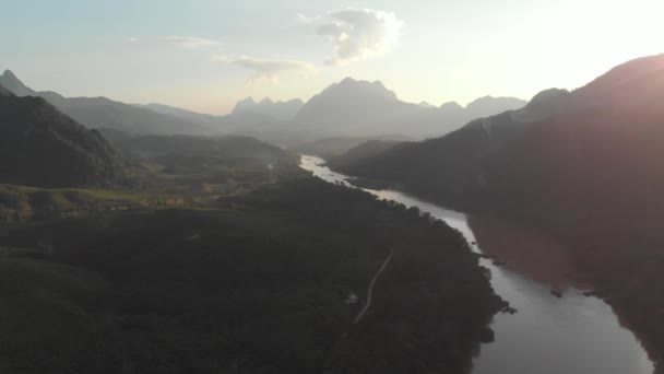 Aéreo Sobrevoando Nam River Nong Khiaw Muang Ngoi Laos Pôr — Vídeo de Stock