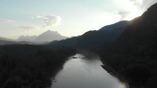 Aéreo Sobrevoando Nam River Nong Khiaw Muang Ngoi Laos Pôr — Vídeo de Stock