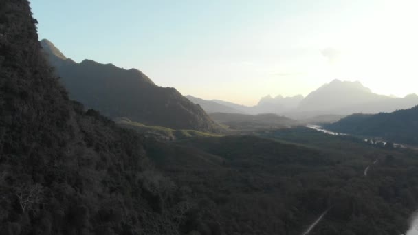 Aéreo Sobrevoando Nam River Nong Khiaw Muang Ngoi Laos Pôr — Vídeo de Stock