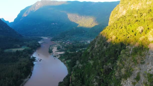 Havadan Nam Nehri Nong Khiaw Muang Ngoi Laos Üzerinde Uçan — Stok video