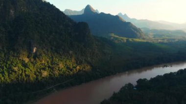 Havadan: Nam OU Nehri Nong Khiaw Muang Ngoi Laos üzerinde uçan, günbatımı dramatik gökyüzü, doğal dağ manzara, Güney Doğu Asya 'da ünlü seyahat noktası.