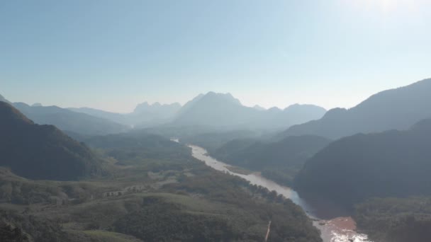 Havadan Nam Nehri Nong Khiaw Muang Ngoi Laos Üzerinde Uçan — Stok video