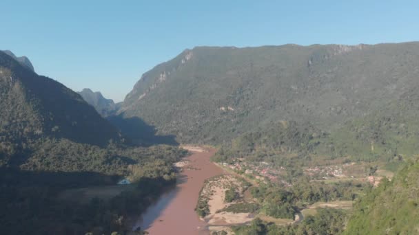 Aerial Przelatują Nad Nam River Nong Khiaw Muang Ngoi Laos — Wideo stockowe