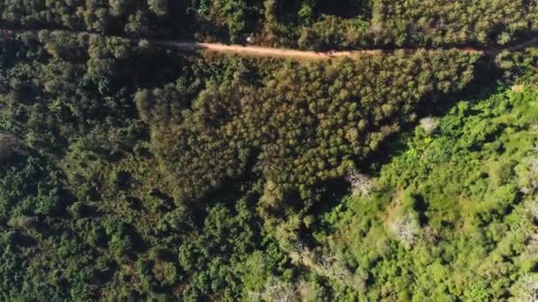 川の上空を飛行するノン Khiaw ムアンムアンヌゴイラオス サンセット ドラマチック スカイ 風光明媚な山の風景 東南アジアの有名旅行先 — ストック動画