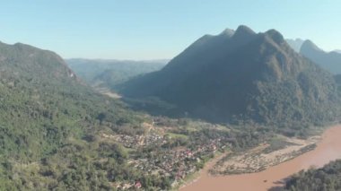 Havadan: Muang Ngoi köyü Nam OU Nehri Nong Khiaw Laos, doğal dağ manzara, Güney Doğu Asya 'da ünlü seyahat noktası üzerinde uçan. Yerel cinelike D-log renk profili.